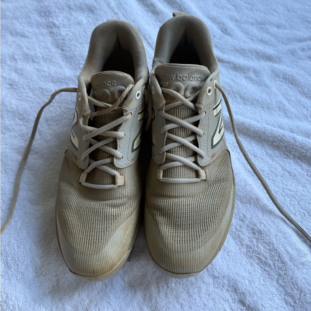 New Balance Men’s high top baseball cleats. metal  cleats. Size 10.5 M. Grey.
